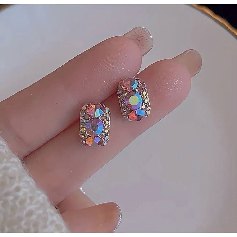 🩷 NEW Sparkling fluorescent rhinestone studs 🩷